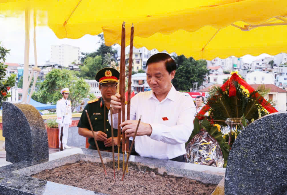 Phó Chủ tịch Quốc hội thăm, tặng quà người có công tại Quảng Ninh