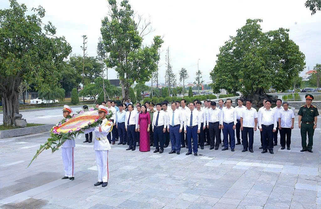 Lãnh đạo tỉnh Ninh Bình dâng hương hoa tri ân các anh hùng liệt sĩ 