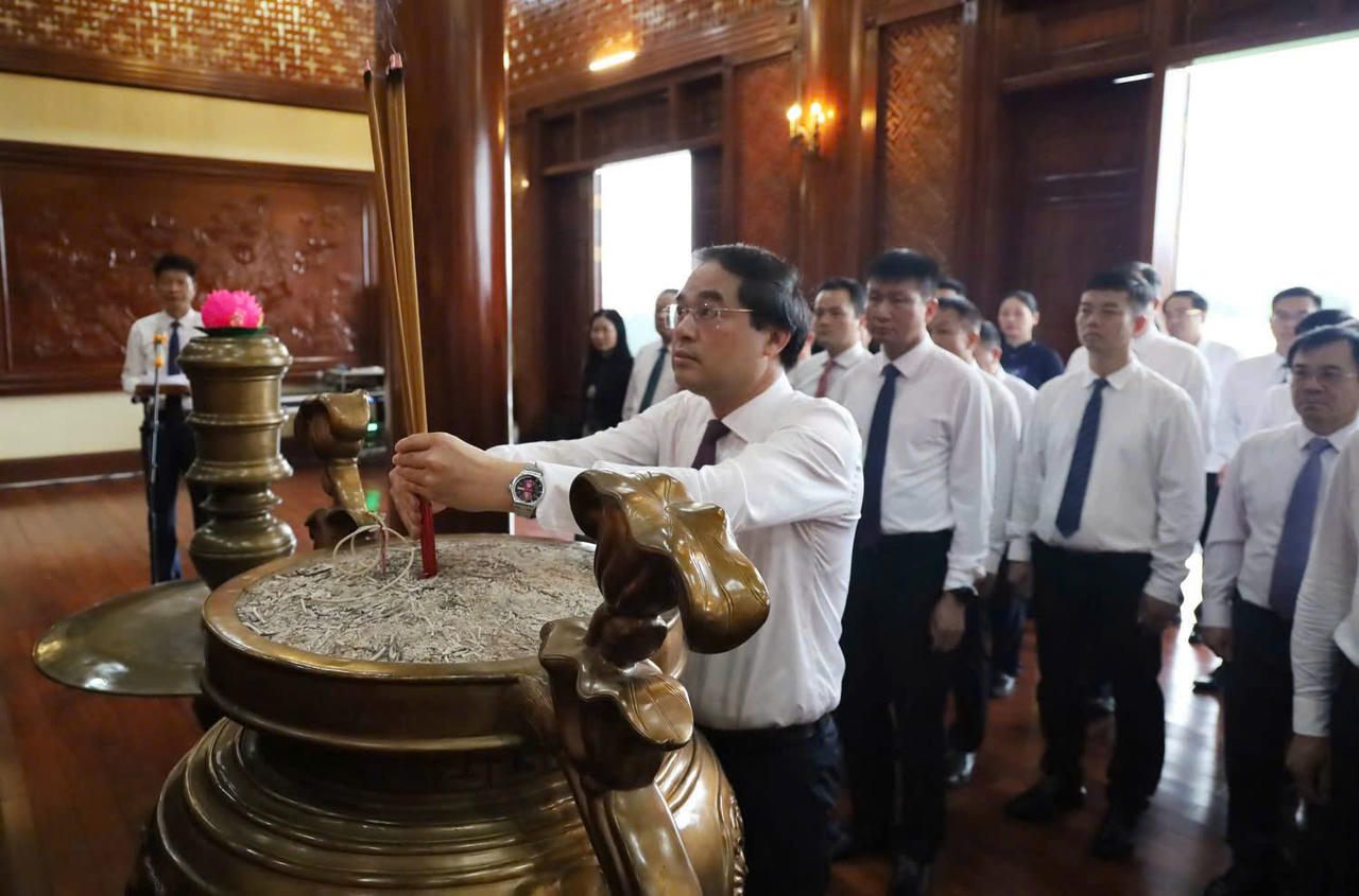 Bí thư Tỉnh ủy, Chủ tịch HĐND tỉnh Lào Cai Trịnh Xuân Trường dâng hương.