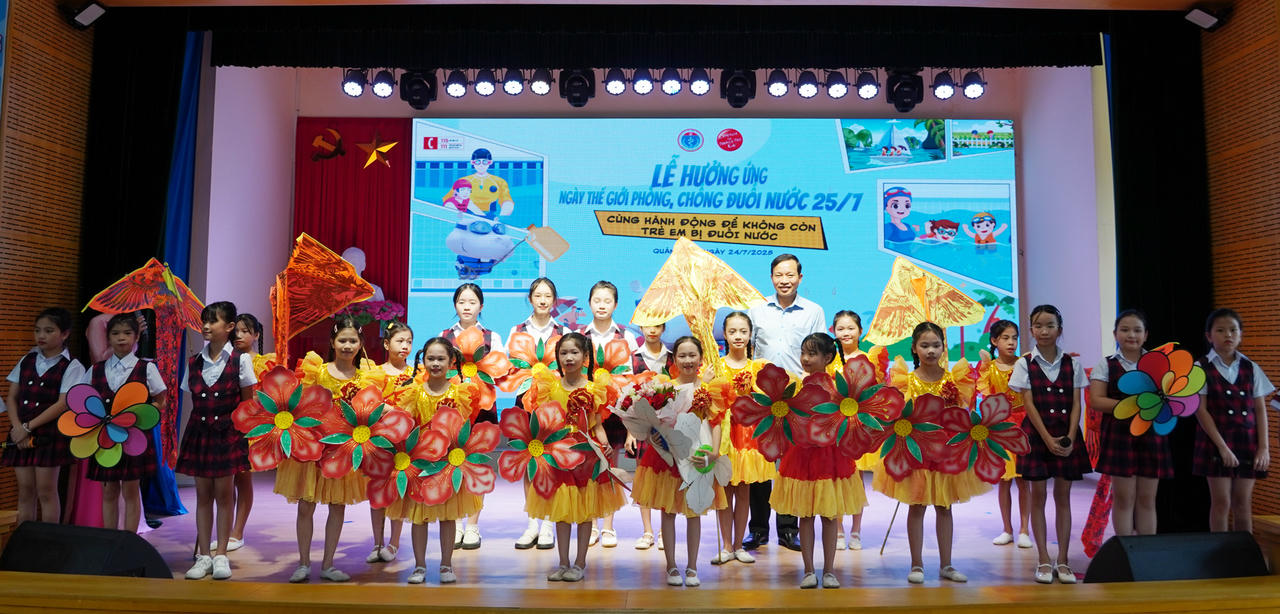 Đại diện lãnh đạo Sở Y tế tặng hoa các em học sinh tham gia lễ phát động.