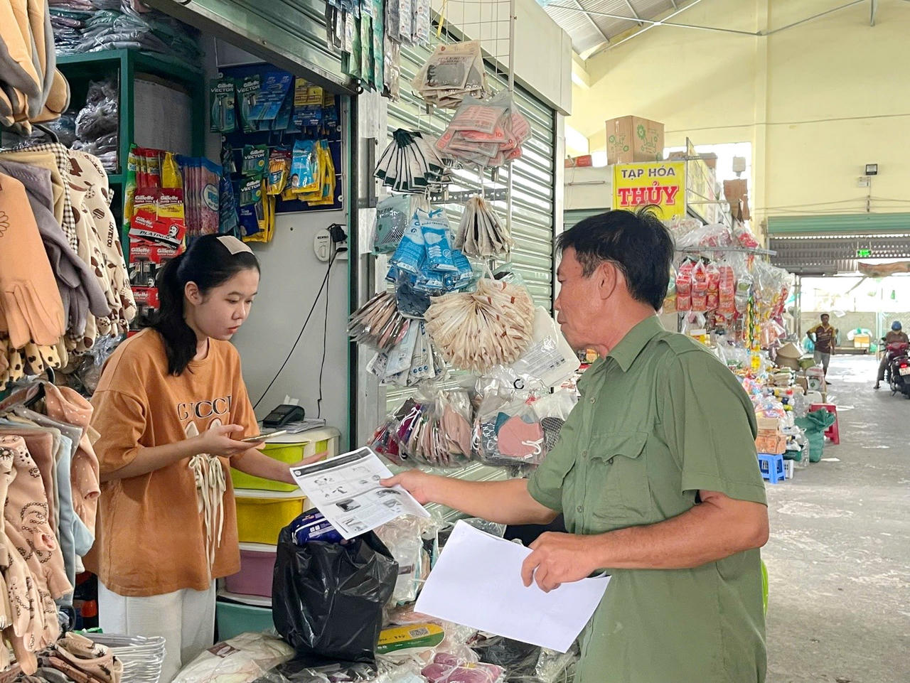 Lực lượng ANTT cơ sở tuyên truyền Luật PCCC và CNCH tại các điểm chợ.