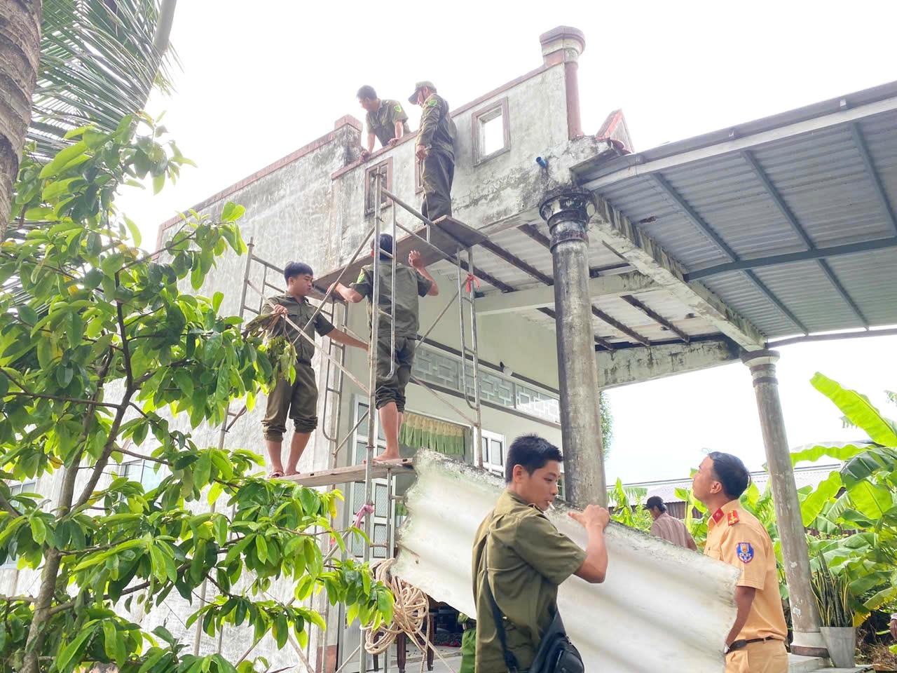 Lực lượng ANTT xã Định Thành hỗ trợ hội viên Hội Cựu CAND sửa chữa nhà tình nghĩa.