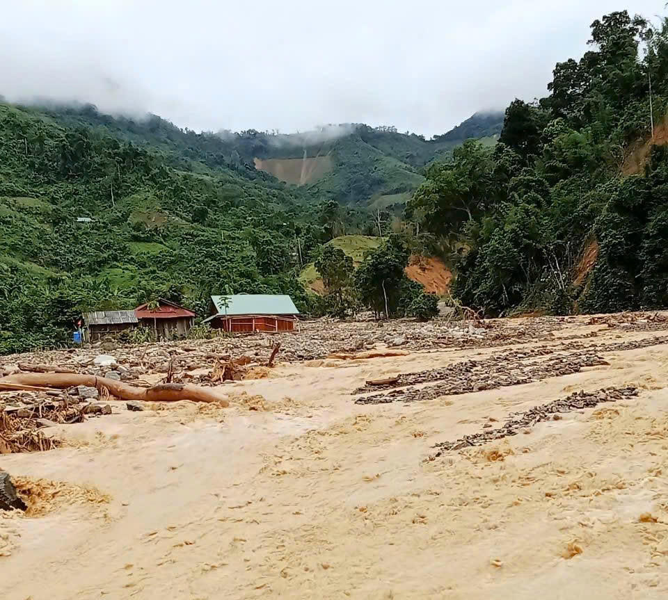 Bản làng tan hoang do lũ quét, hơn 30 hộ dân kịp lên núi thoát thân