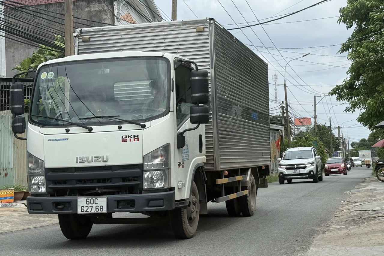 Cuộc sống hẻm dân sinh đảo lộn vì xe tải né trạm thu phí tại Đồng Nai: Phường Trảng Dài sẽ kiến nghị cấp có thẩm quyền biện pháp xử lý
Cuộc sống hẻm dân sinh đảo lộn vì xe tải né trạm thu phí tại Đồng Nai: Phường Trảng Dài sẽ kiến nghị cấp có thẩm quyền biện pháp xử lý
