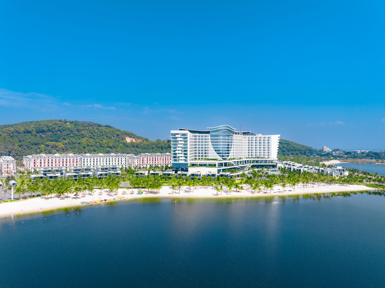 Khách sạn Dream Dragon Resort toạ lạc bên bãi biển Rồng - tạc lên một bức tranh trữ tình thơ mộng