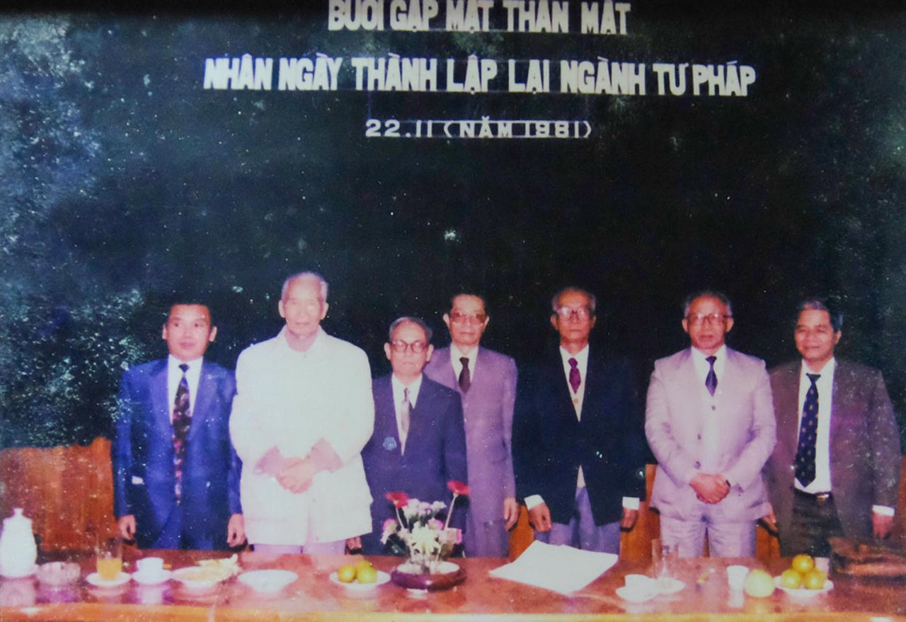 Buổi gặp mặt thân mật nhân ngày thành lập lại ngành Tư pháp. (Ảnh Tư liệu Phòng truyền thống Bộ Tư pháp)