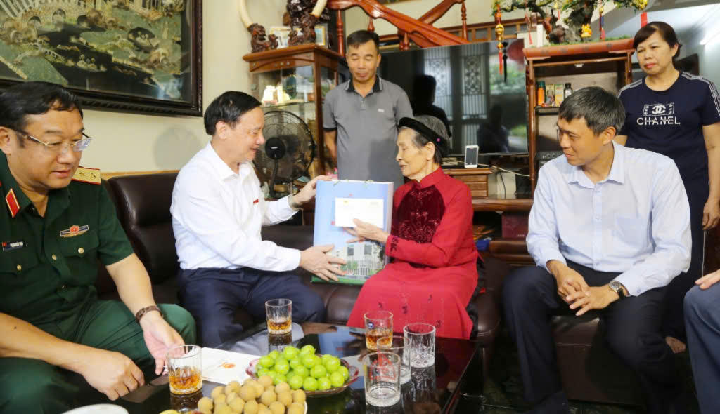 Phó Chủ tịch Quốc hội Nguyễn Khắc Định thăm, tặng quà, động viên bà Nguyễn Thị Điểm - vợ liệt sĩ (phường Hà Lầm).