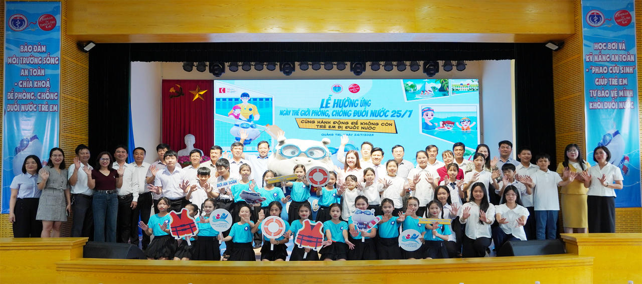 Đại biểu chụp ảnh lưu niệm với các em học sinh tham gia lễ phát động.