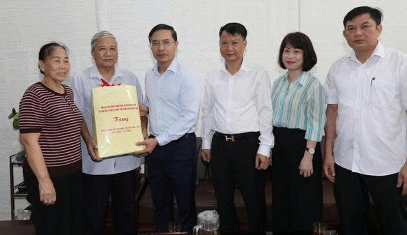 Ông Phạm Đức Ấn - Phó Bí thư Tỉnh ủy, Chủ tịch UBND tỉnh, tặng quà gia đình thương binh Vy Trí Thức (phường Móng Cái 1).