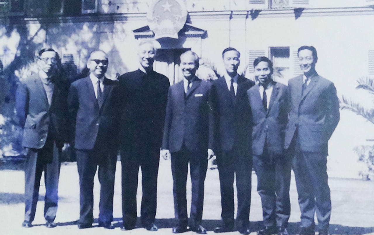 Đoàn công tác dự Hội nghị Paris về Việt Nam. Đồng chí Phan Hiền khi đó công tác trong ngành Ngoại giao đứng ngoài cùng bên phải. (Ảnh TL)