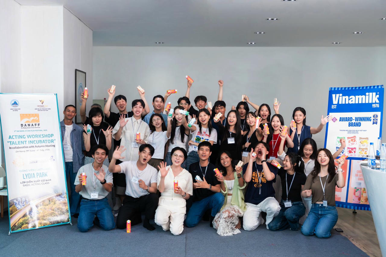 Các diễn viên trẻ Việt Nam và Hàn Quốc được lựa chọn tham gia Workshop “Ươm mầm tài năng”. Ảnh: Thành Huy.