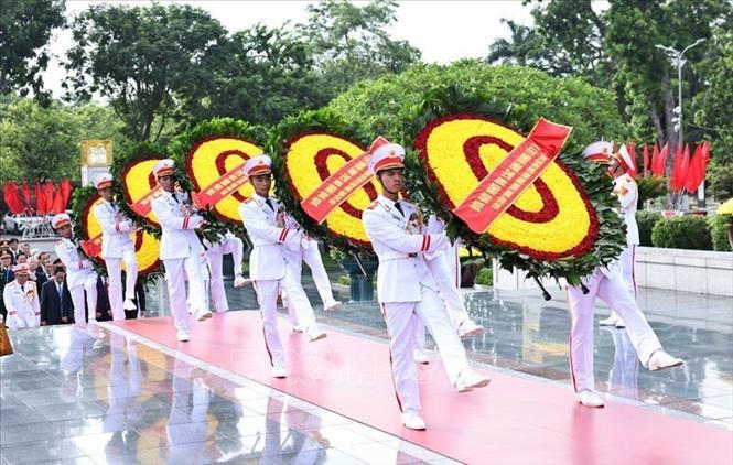 Đoàn Lãnh đạo Đảng, Nhà nước đặt vòng hoa tại Đài tưởng niệm các Anh hùng liệt sĩ trên đường Bắc Sơn (Ba Đình, Hà Nội). Ảnh: Minh Đức/TTXVN