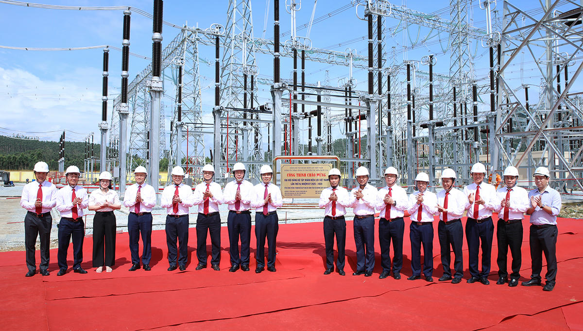 Gắn biển công trình chào mừng Đại hội Đảng bộ Tập đoàn điện lực Việt Nam