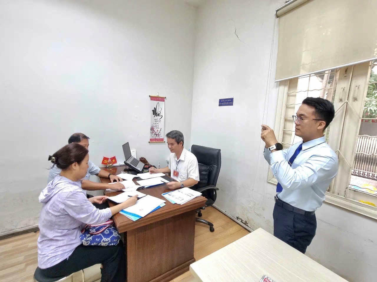 Công tác ghi hình khi công chứng để lưu hồ sơ. (Ảnh: H.Quý)