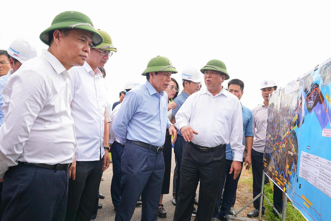 Bộ trưởng Bộ Xây dựng Trần Hồng Minh chỉ đạo tại hiện trường