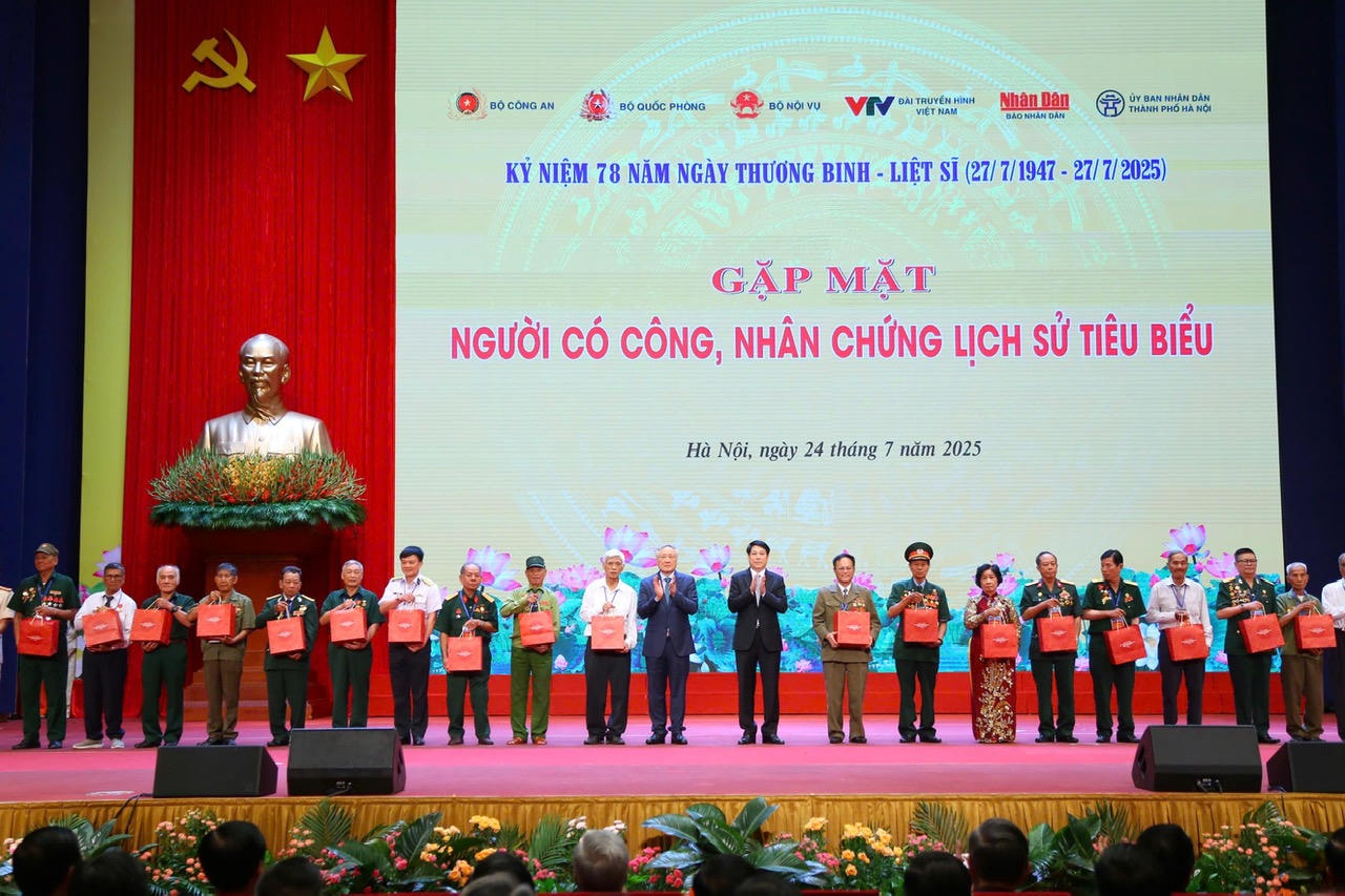 Lãnh đạo Đảng, Nhà nước, Chính phủ, Mặt trận Tổ quốc... tặng quà người có công, nhân chứng lịch sử tiêu biểu.