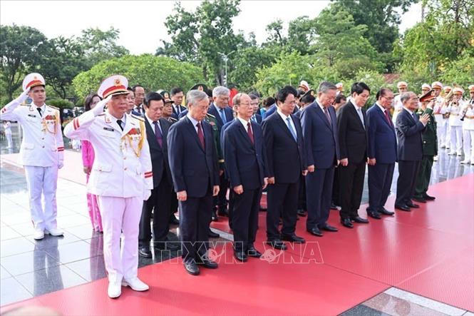 Các đồng chí lãnh đạo, nguyên lãnh đạo Đảng, Nhà nước dâng hương tại Đài tưởng niệm các Anh hùng liệt sĩ trên đường Bắc Sơn (Ba Đình, Hà Nội). Ảnh: Minh Đức/TTXVN