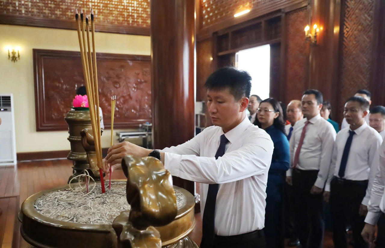 Chủ tịch UBND tỉnh Lào Cai Trần Huy Tuấn dâng hương.