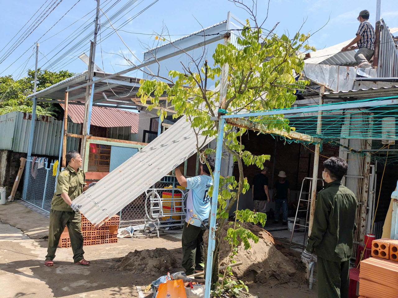 Thành viên tổ ANTT phường An Xuyên hỗ trợ khởi công xây dựng nhà hội viên hội cựu CAND.
