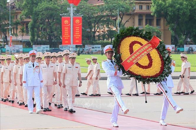Đoàn đại biểu Đảng ủy Công an Trung ương - Bộ Công an đặt vòng hoa tưởng niệm Chủ tịch Hồ Chí Minh. Ảnh: An Đăng/TTXVN