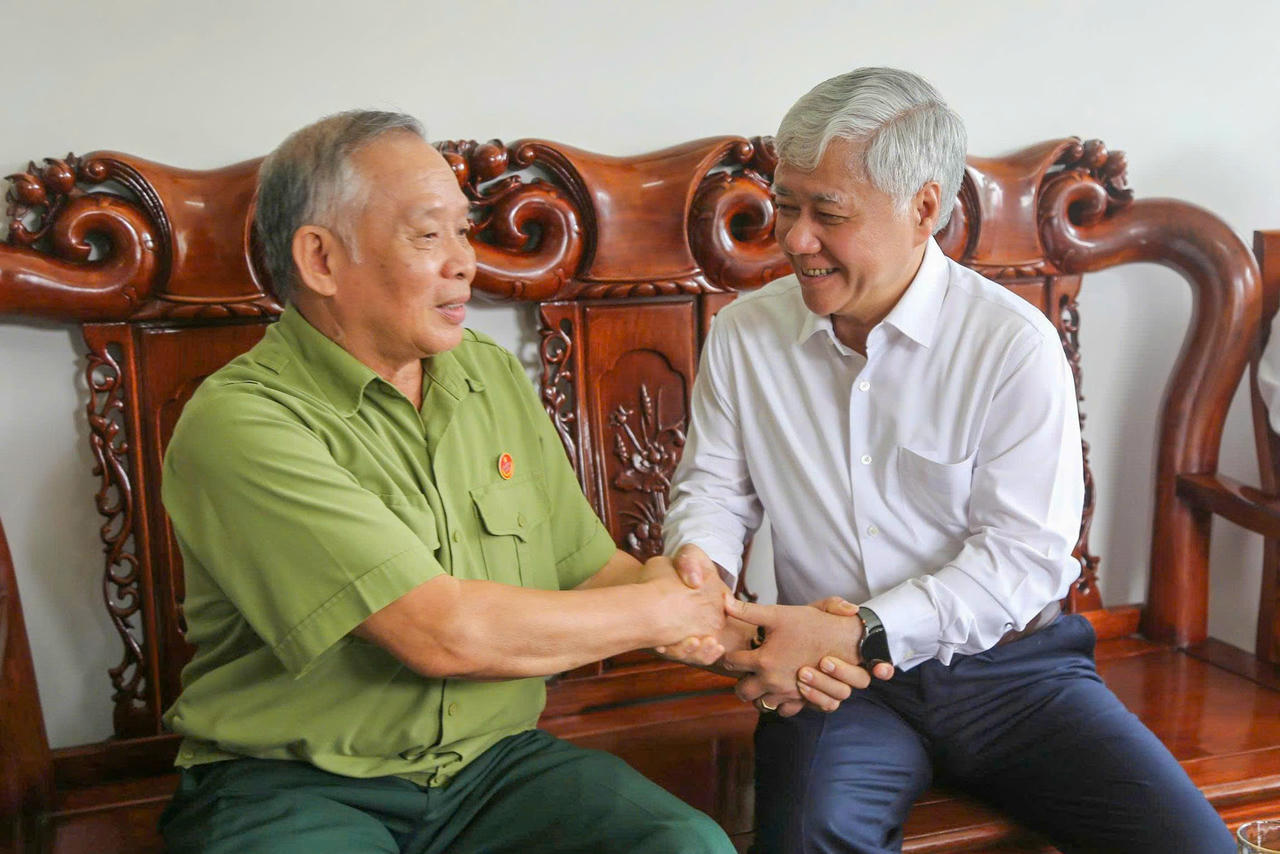Chủ tịch Ủy ban Trung ương MTTQ Việt Nam thăm, tặng quà ông Lưu Trung Sinh, thương binh hạng 2/4, tỷ lệ tổn thương cơ thể 61%.
