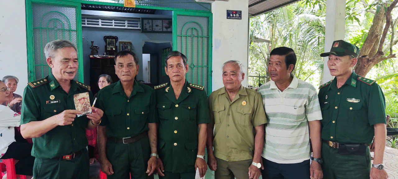 Người Cựu chiến binh Trần Quang Du bên cạnh những người đồng chí, đồng đội của mình 