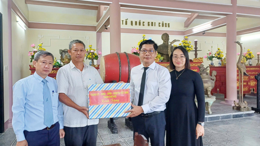 Lãnh đạo thành phố Huế thăm, tặng quà ban quản lý nghĩa trang liệt sĩ thành phố.