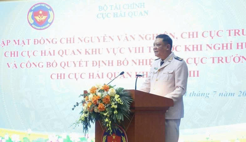 Chi cục trưởng Chi cục Hải quan khu vực VIII Phạm Quốc Hưng phát biểu nhận nhiệm vụ.