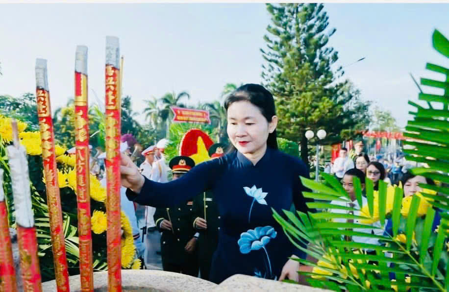  Ủy viên dự khuyết Trung ương Đảng, Phó Bí thư Thường trực Tỉnh ủy, Chủ tịch HĐND tỉnh Tôn Ngọc Hạnh dâng hương tại Nghĩa trang liệt sĩ tỉnh. Ảnh: BĐN
