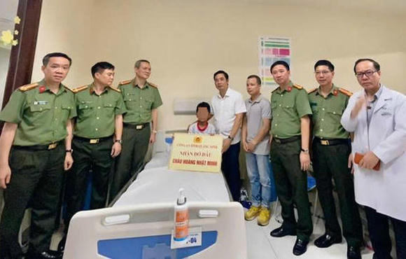 Công an tỉnh Quảng Ninh nhận đỡ đầu cháu bé sống sót trong vụ lật tàu trên Vịnh Hạ Long.