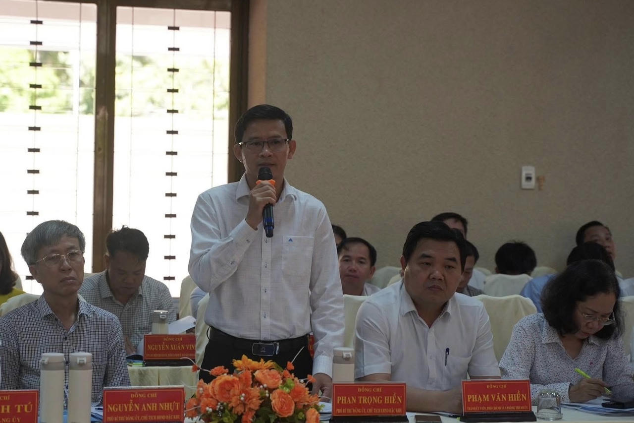 Ông Phan Trọng Hiền – Phó Bí thư Đảng ủy, Chủ tịch UBND đặc khu Côn Đảo báo cáo tại buổi làm việc