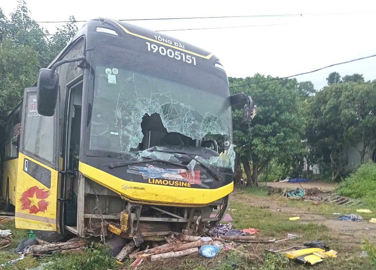 Xe khách hư hỏng nặng sau tai nạn. 
