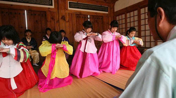 Tại Hàn Quốc, lễ hội “Chuseok” là dịp con cháu bày tỏ lòng thành kính với tổ tiên. (Ảnh: Flickr)