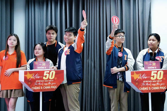 Các bạn học sinh tham gia hoạt động trong dự án “Mốc 50 - Ký ức một nửa thế kỷ”. (Ảnh: FPT Schools)