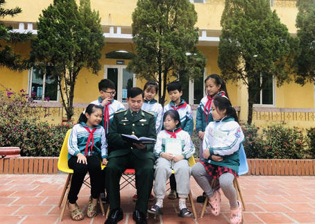 Những buổi nói chuyện của các cựu chiến binh về truyền thống cách mạng với các em học sinh luôn được yêu thích, chờ đón tại các trường học. (Ảnh minh hoạ - Nguồn Báo Hưng Yên)