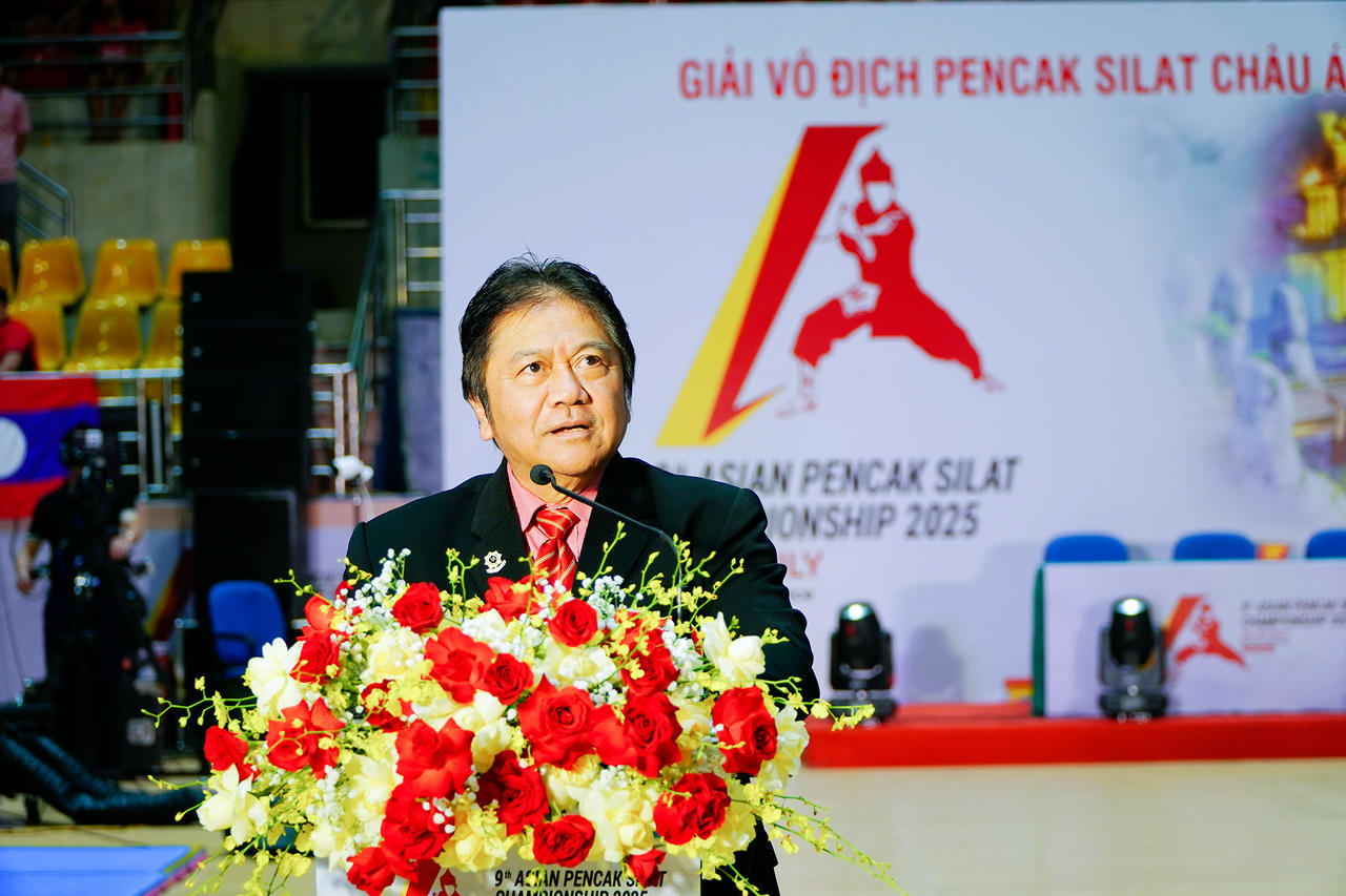 Ông Teddy Suratmadji - Tổng Thư ký liên đoàn Pencak Silat thế giới phát biểu tại lễ khai mạc. Ảnh: Minh Đức