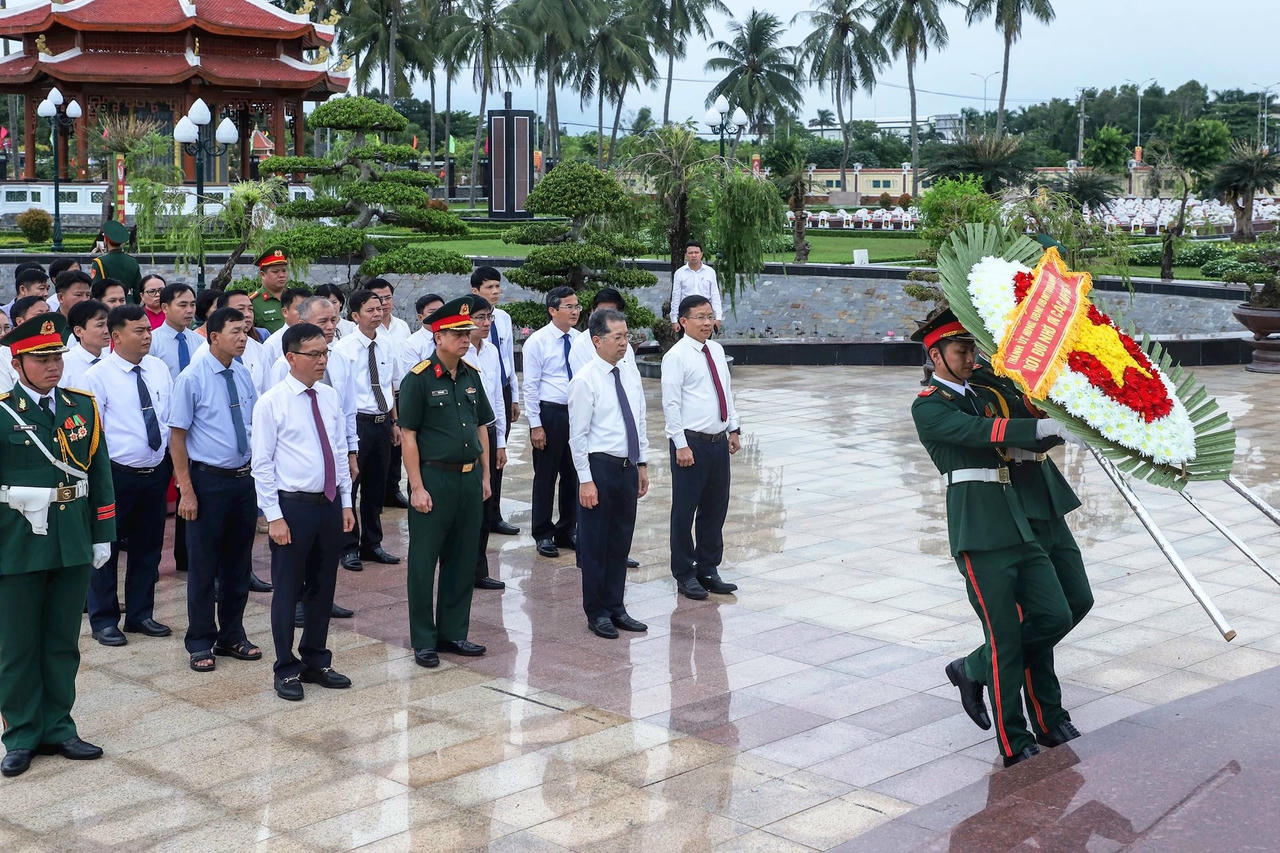 Đoàn lãnh đạo thành phố Đà Nẵng dâng hương, dâng hoa tại Nghĩa trang liệt sĩ Điện Bàn. (Ảnh: N.Phú)