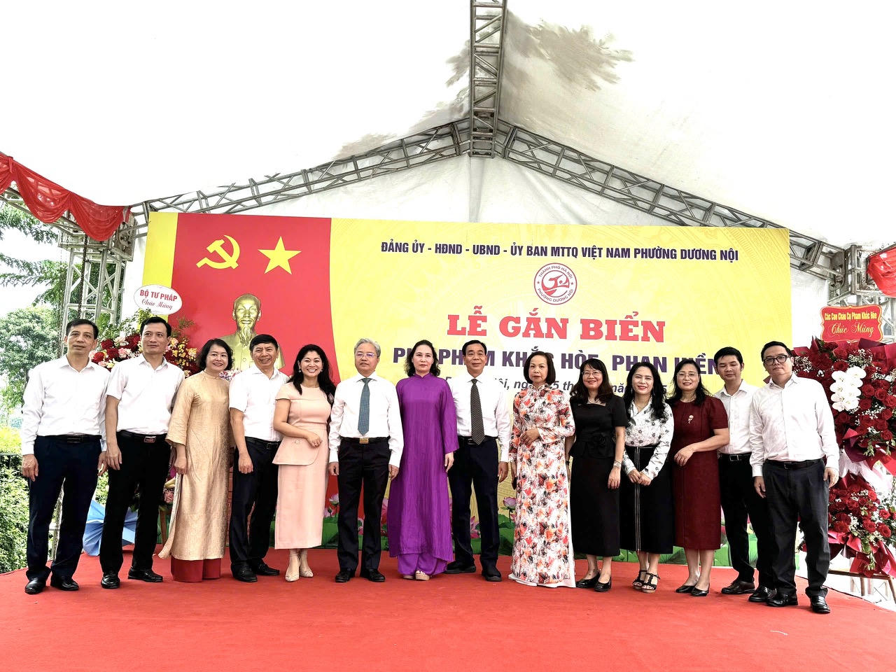 Các đại biểu chụp ảnh lưu niệm với người thân gia đình cố Bộ trưởng Phan Hiền và cố Vụ trưởng Phạm Khắc Hòe