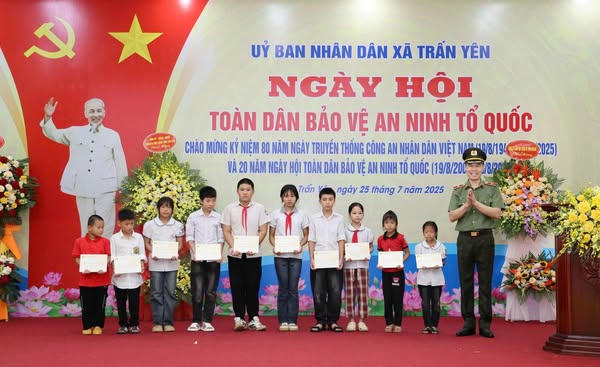 Thiếu tướng Cao Minh Huyền trao quà cho các em học sinh và các hộ gia đình có hoàn cảnh khó khăn.