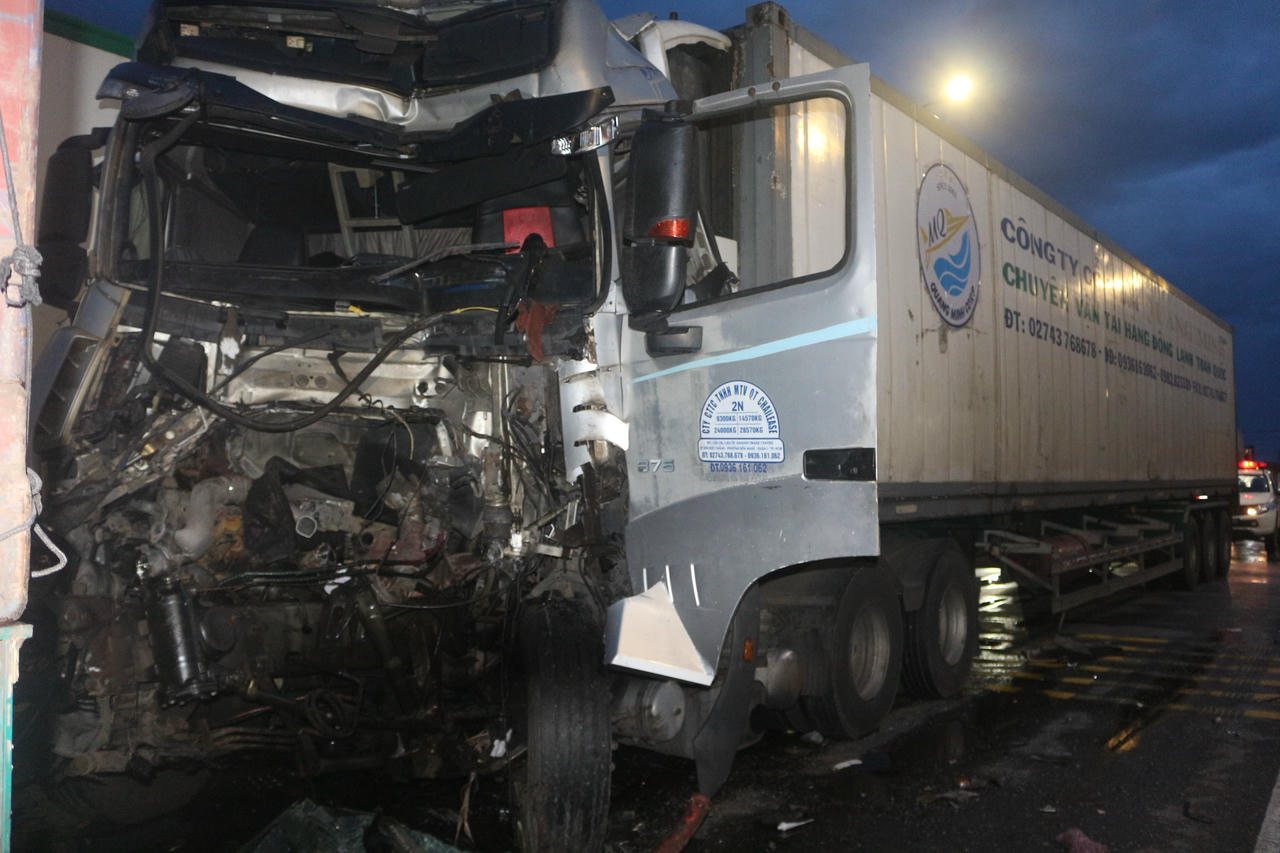 Đầu xe container biến dạng hoàn toàn.