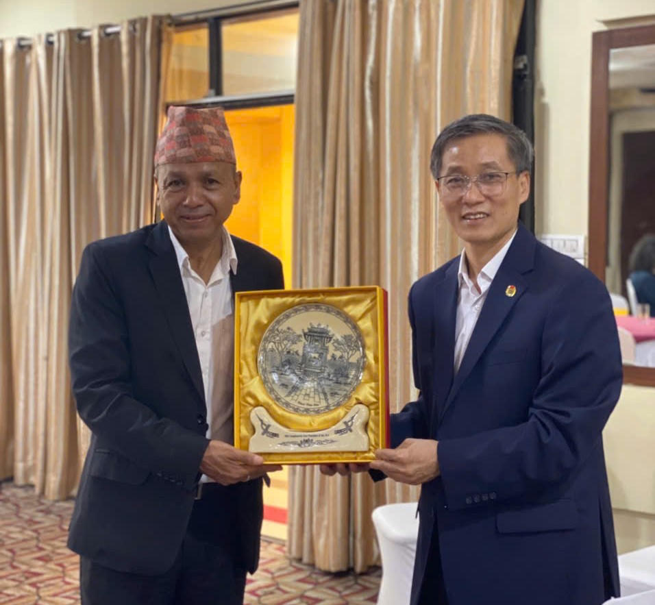 Chủ tịch Hội Luật gia Việt Nam Nguyễn Khánh Ngọc và Chủ tịch Hiệp hội Luật sư Tiến bộ và Chuyên nghiệp Nepal (PPLA).