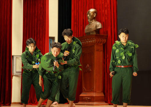 Đội thi Mưa Điện Biên với vở kịch Nhớ ơn người anh hùng. (Ảnh: ĐHBK)