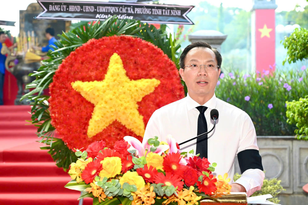 Ông Đoàn Trung Kiên - Ủy viên Ban Thường vụ Tỉnh ủy, Phó Chủ tịch UBND tỉnh Tây Ninh đọc diễn văn truy điệu tại buổi lễ.