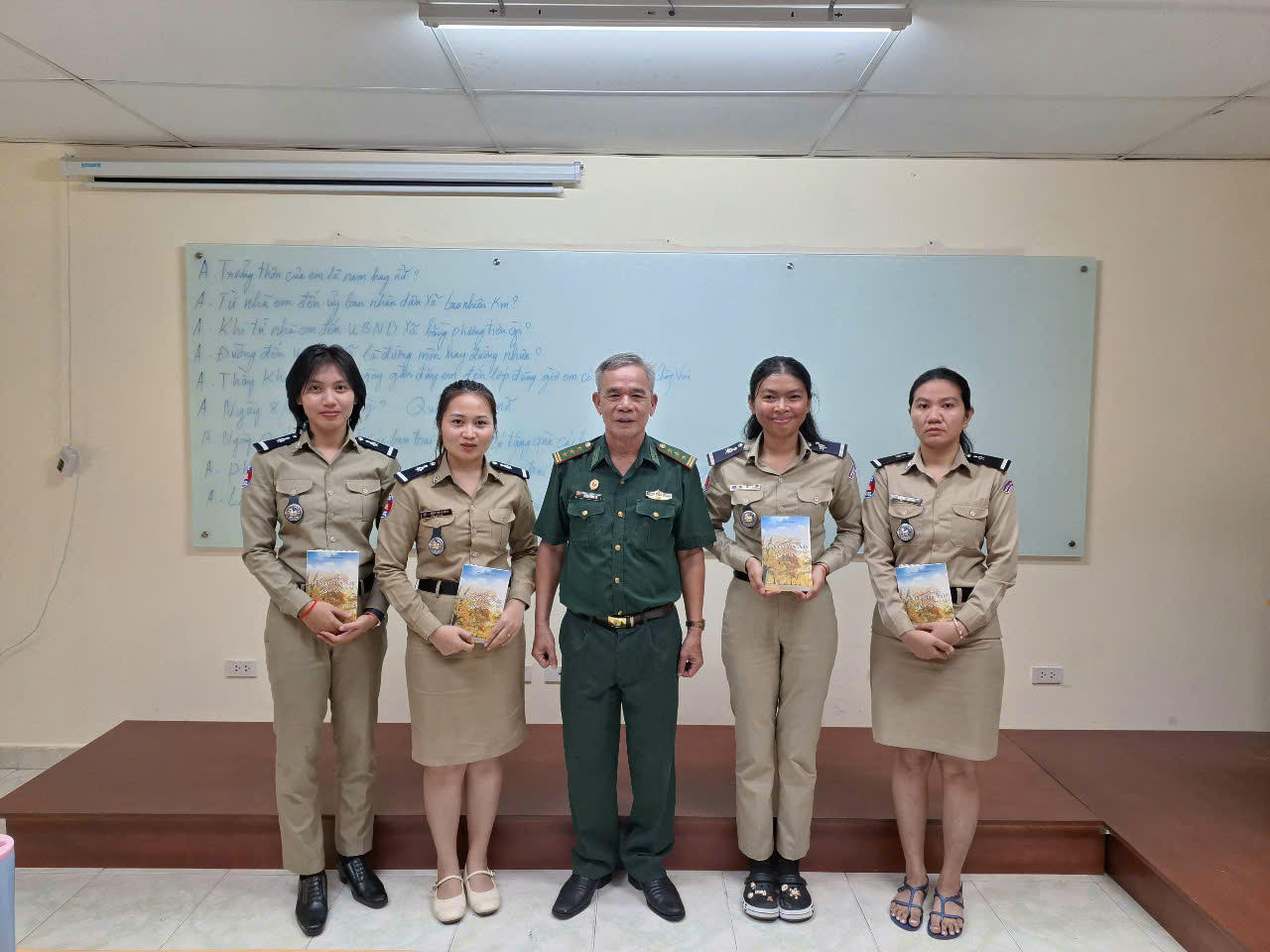 Thầy giáo Trần Quang Du (áo xanh, chính giữa) bên cạnh các học viên của mình thuộc lực lượng vũ trang Campuchia