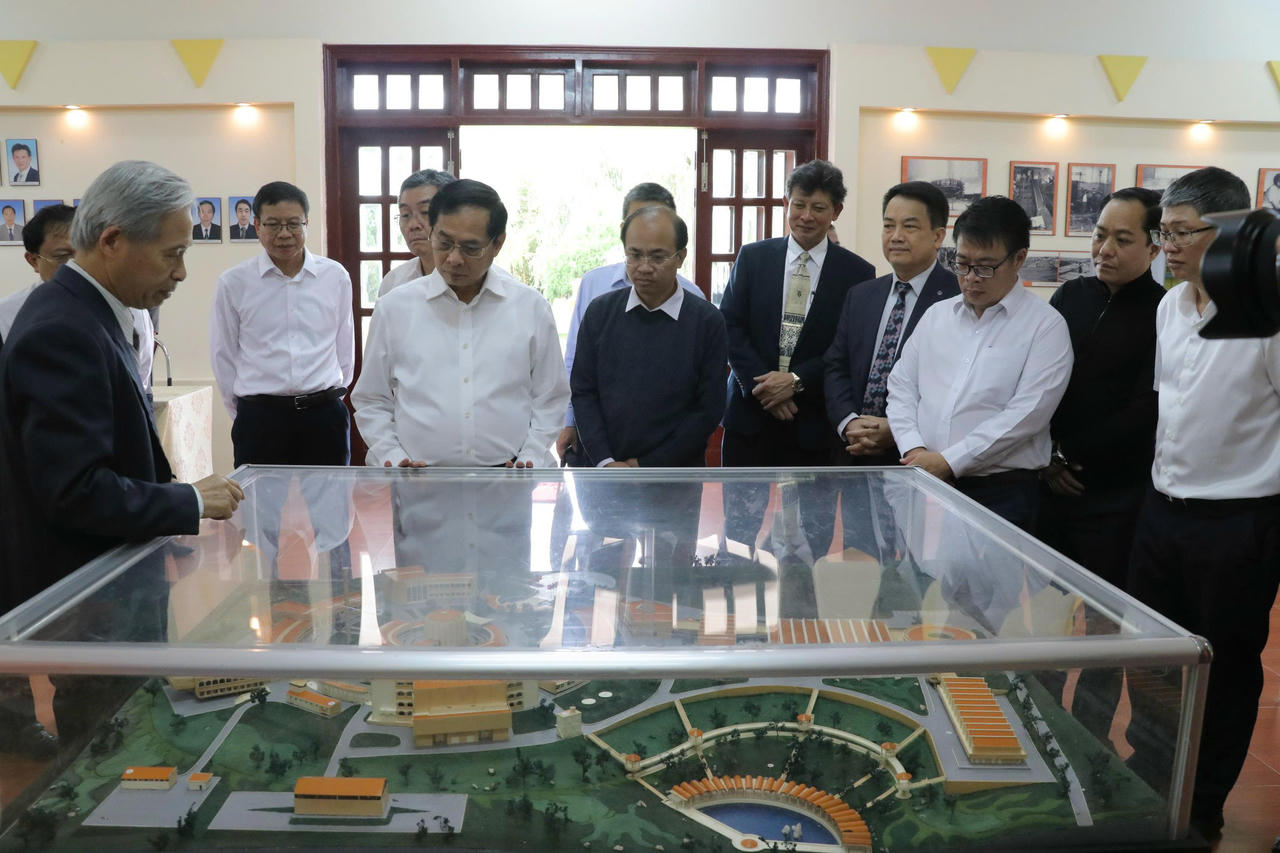 Phó Thủ tướng Bùi Thanh Sơn cùng các thành viên trong đoàn công tác và lãnh đạo tỉnh Lâm Đồng tham quan mô hình Viện NCHN Đà Lạt. 