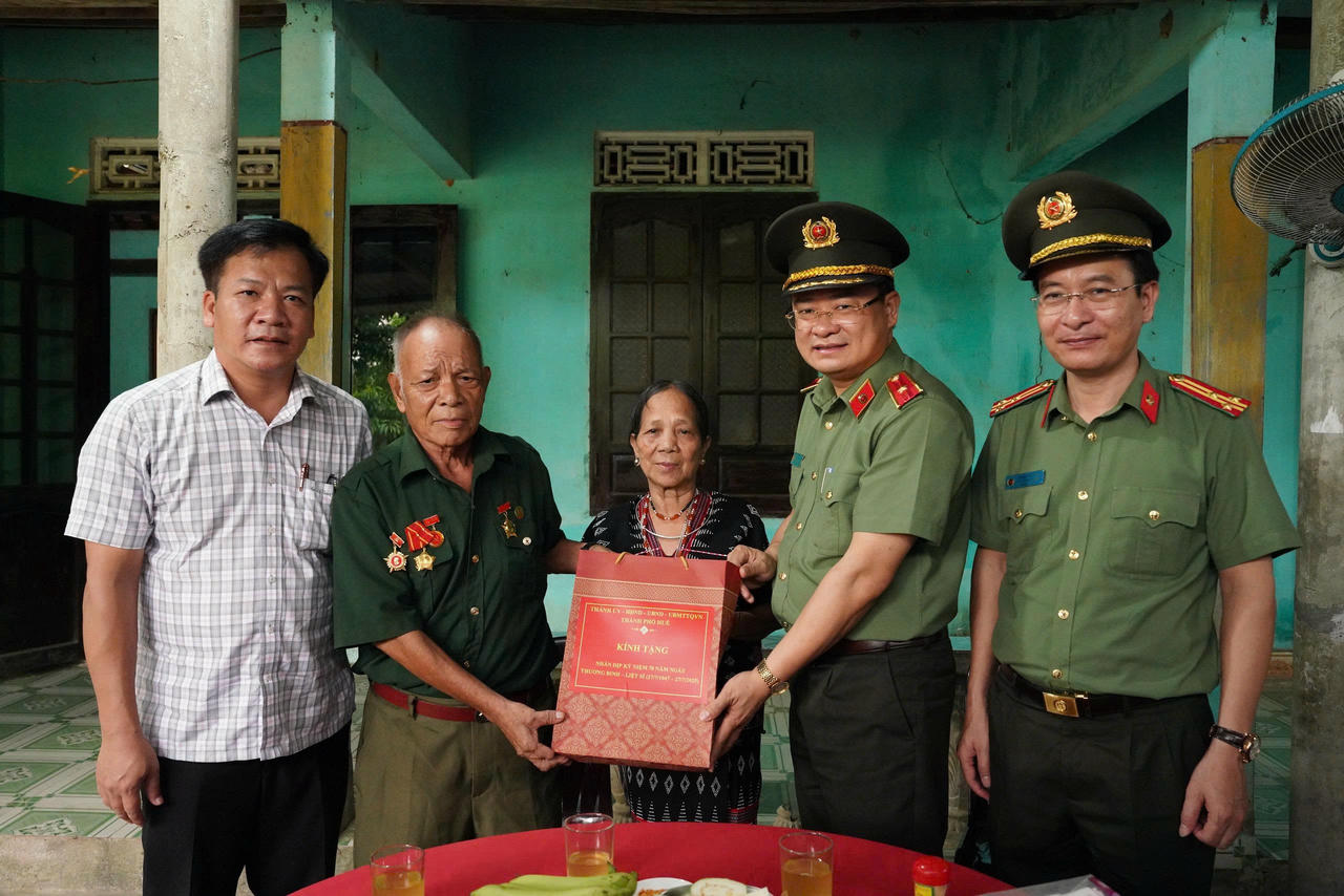 Thiếu tướng Nguyễn Thanh Tuấn - Giám đốc Công an thành phố thăm, tặng quà gia đình chính sách có công với cách mạng.