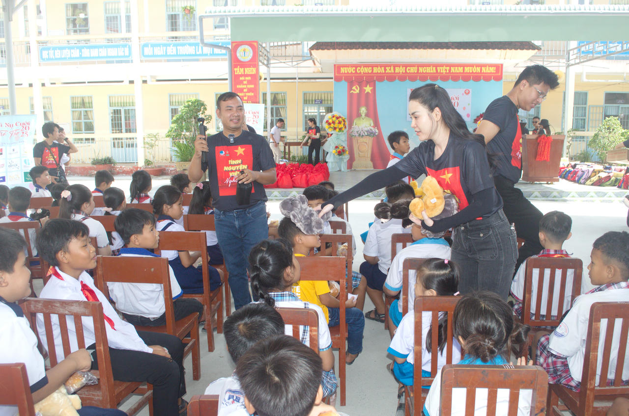 Hoa hậu Du lịch Việt Nam Toàn cầu Lý Kim Thảo và Đội tình nguyện nghệ sĩ TP Hồ Chí Minh trao tặng gấu bông cho học sinh Trường Tiểu học Yên Khánh (xã Vĩnh Mỹ, tỉnh Cà Mau).