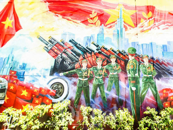 Bức họa không chỉ tái hiện một sự kiện vĩ đại, mà còn gợi nhắc về 
sức mạnh đoàn kết, ý chí quật cường và niềm tự hào bất diệt của quân và dân Việt Nam. (Ảnh: Nhạn Dung)