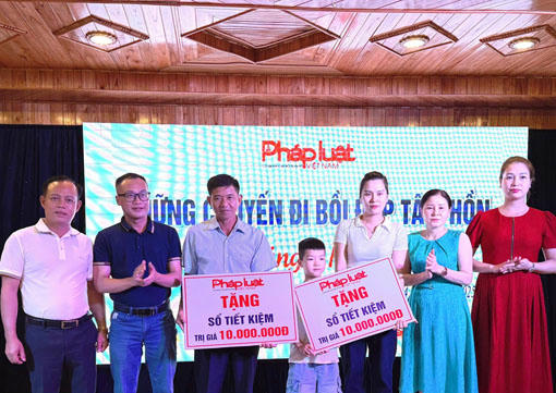 Nhà báo, Phó Tổng Biên tập Trần Ngọc Hà tận tay trao sổ tiết kiệm tới những gia đình chính sách, khó khăn và trao nhà tình nghĩa cho thân nhân gia đình liệt sỹ.