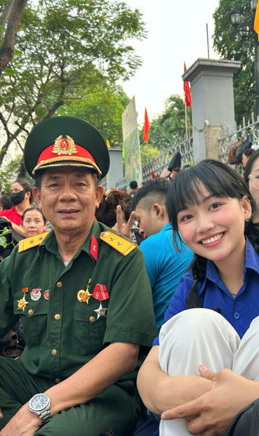 Hình ảnh nữ sinh đến từ tỉnh Tây Ninh (Long An cũ) là một trong 6 nữ sinh đã giúp đỡ các bác cựu chiến binh bị nhóm thành niên hành xử vô lễ.
(Nguồn: Hoàng Dung)